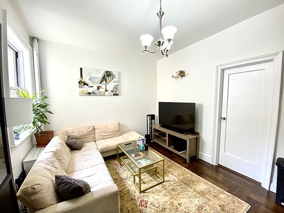 3rd image of 220 E 36th St APT C6