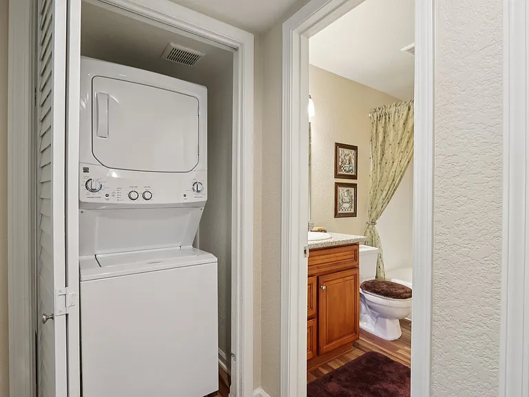 2 Bedroom 2 Bathroom Model (1,093 sqft.)

Full-Size Stackable Washer & Dryer