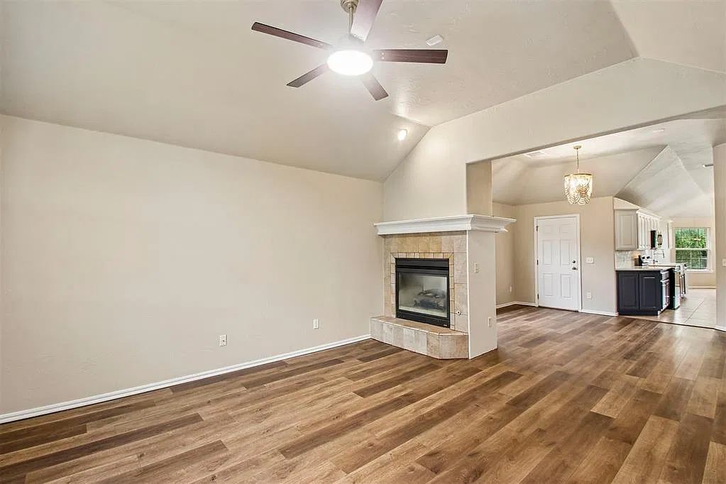 4 bed, 2.5 bath, 2451 sqft, $2,400 — Photo 4