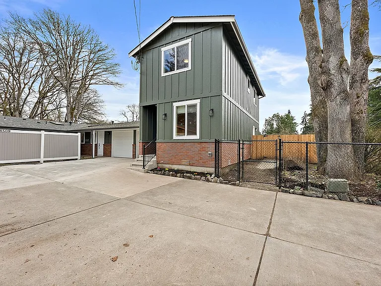 8511 Woodlawn Ave SW — Photo 1