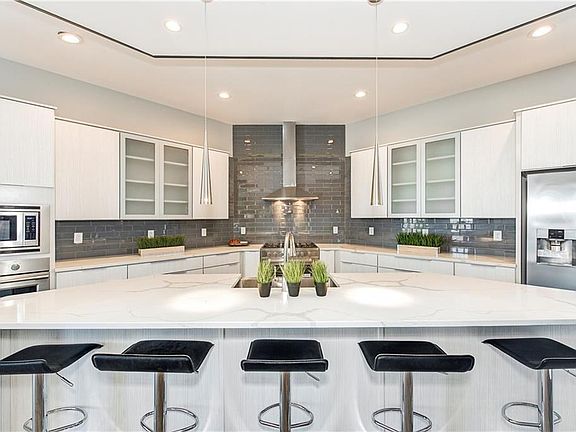4th image of 912 Woodlawn Ave #912