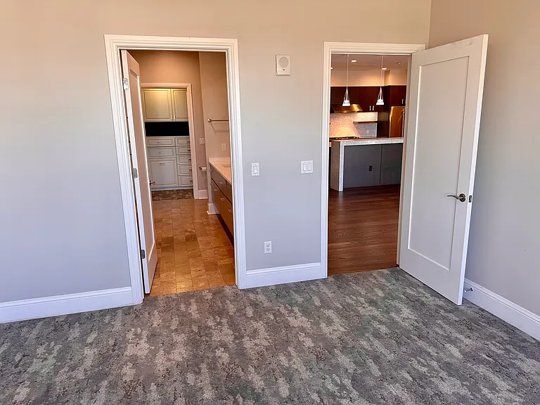 Third Bedroom with En-Suite & Walk-In Closet