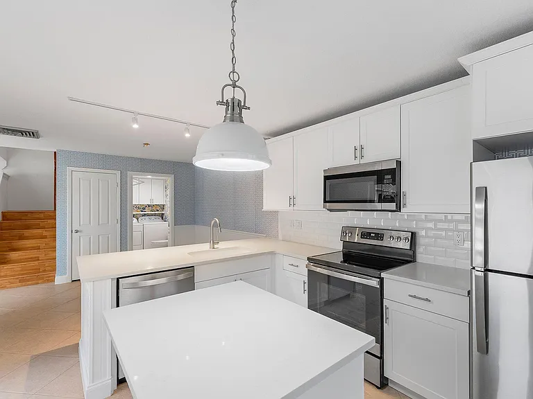 2406 SW Danbury Ln — Photo 13