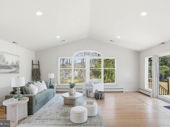 3rd image of 704 Chapel Ridge Rd