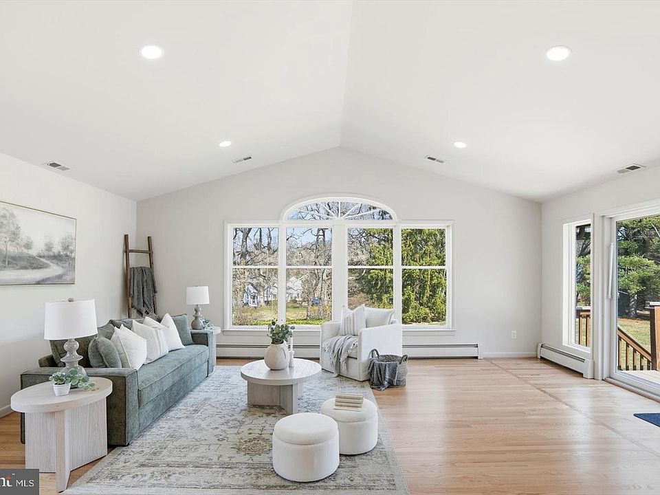 1st image of 704 Chapel Ridge Rd