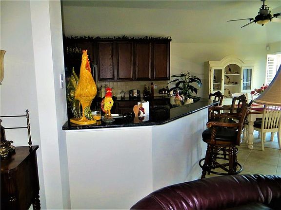 3rd image of 811 Huddleston Ct