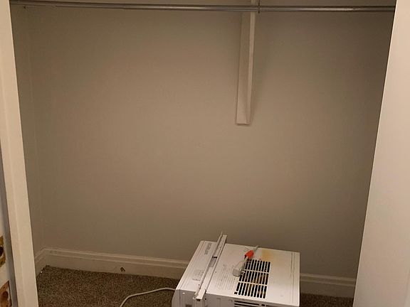 1632a Franklin Ave walk-in closet