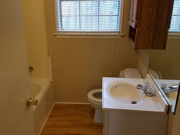 4th image of 621 Dallas St