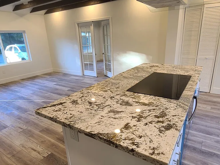 1402 Clara Ln — Photo 4