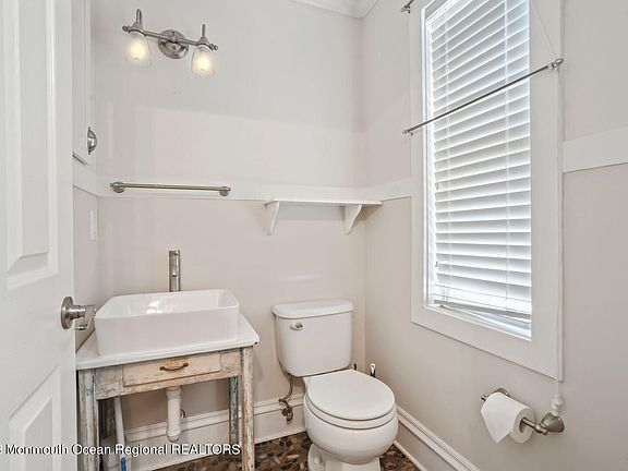 5th image of 804 Carnaby Ln
