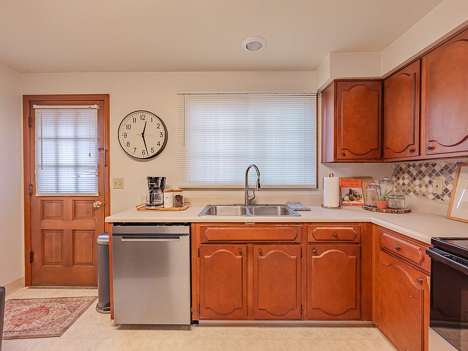 FURNISHED: Kitchen