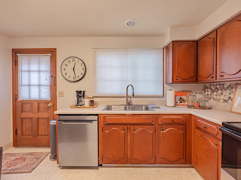 FURNISHED: Kitchen
