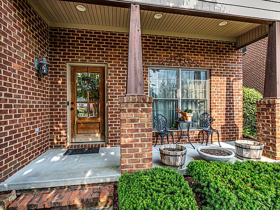 3rd image of 10406 Wellington Chase Ln