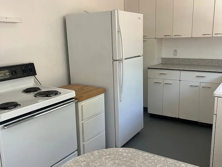 130 SW Canyon Dr #5 — Photo 5