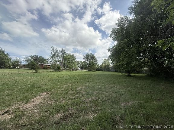3rd image of 602 Cemetery Rd