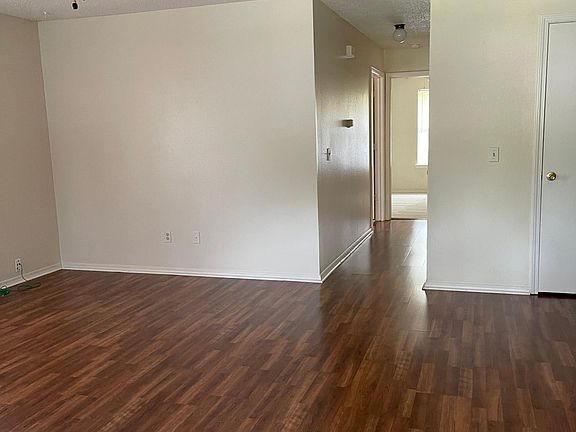 3rd image of 2404 W Mary Dr