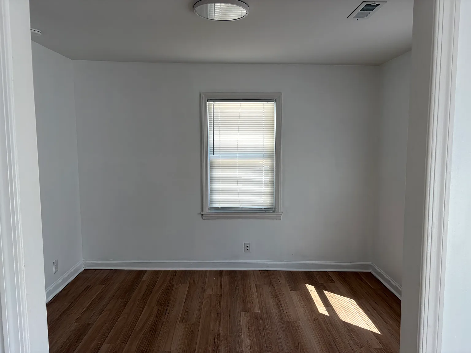 3 bed, 1100 sqft, $1,975 — Photo 3