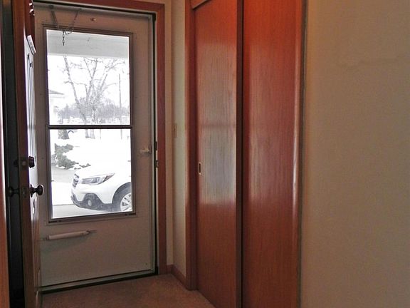 Into foyer w/double closet