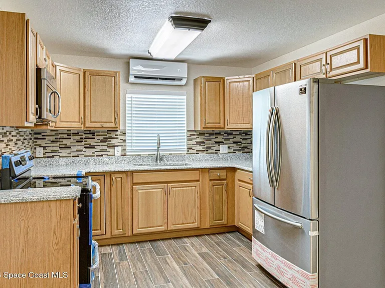 175 NW Valencia Rd — Photo 9