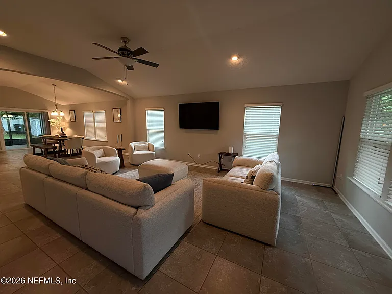 686 Glendale Ln — Photo 2