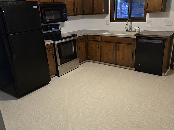 Kitchen area
Glasstop 5 burner stove
Icemaker in frig
Dishwasher
