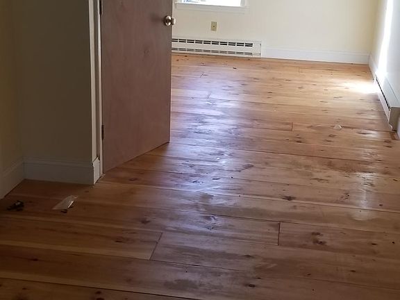 Loft area on the third floor, perfect for home offices (we used to have a desk on either side and run two businesses from the same space).
