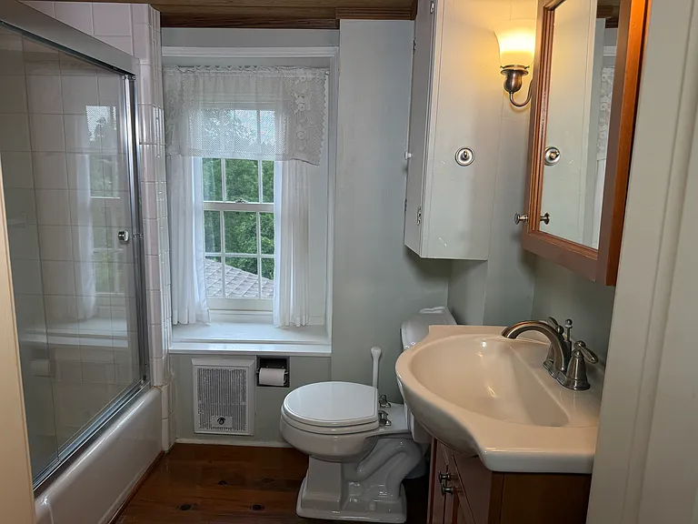 2dn Fl bath rm