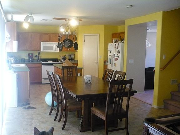 Kitchen w/ eat in dining