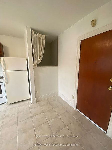 1st image of 35 Lansdowne Ave #2