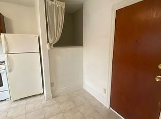 35 Lansdowne Ave #2, Toronto, ON M6K2V7