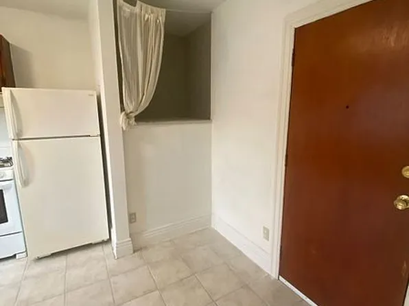 35 Lansdowne Ave #2, Toronto, ON M6K 2V7