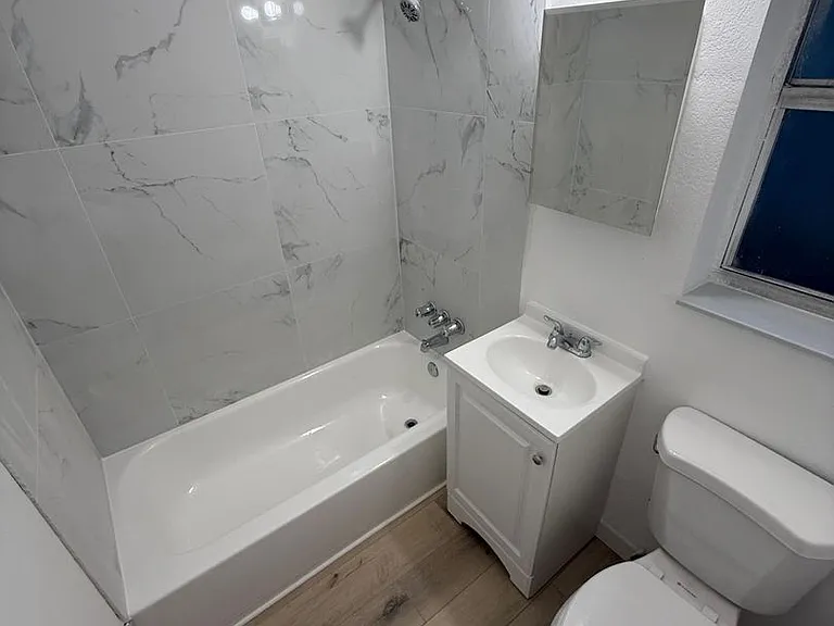 129 SW 5th Ct #1-3 — Photo 4