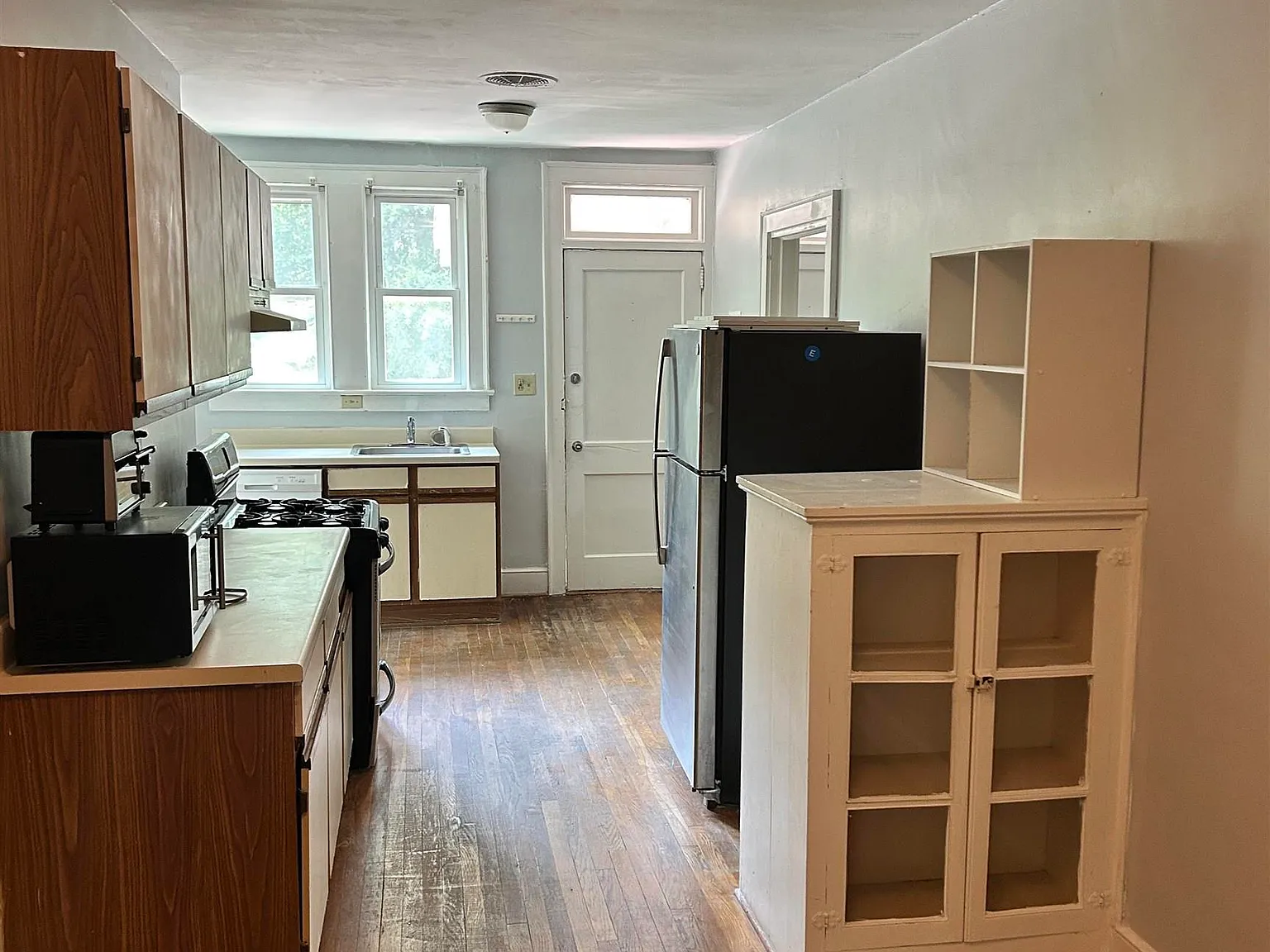 5 bed, 2145 sqft, $3,200 — Photo 3