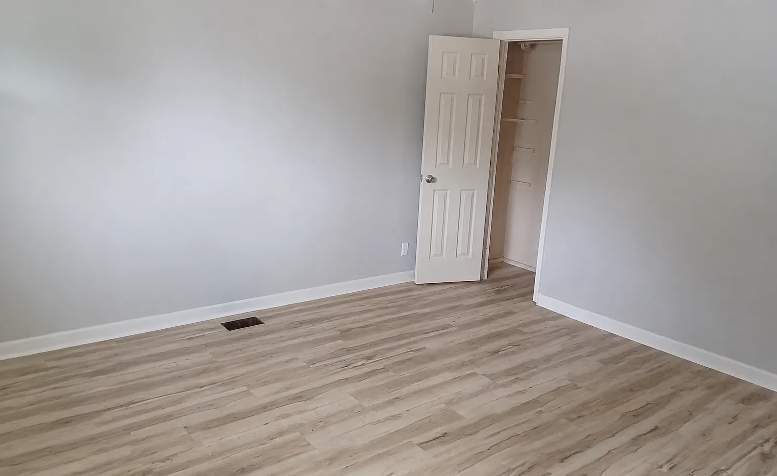 3 bed, 864 sqft, $1,300 — Photo 3