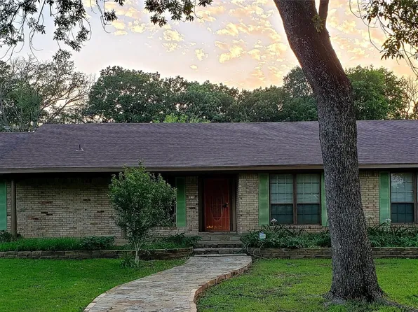 810 Paradise Dr, Paris, TX 75462