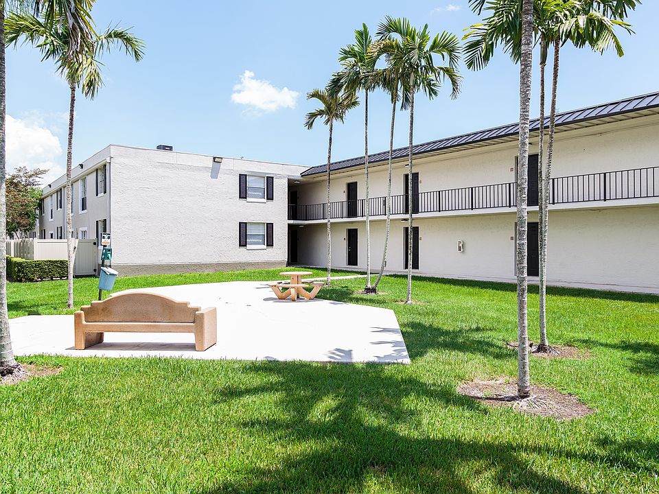 Sunset Palms Patio Area