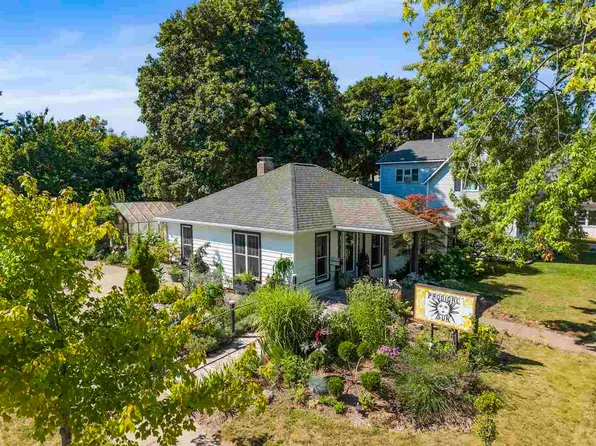 907 Bridge St, Charlevoix, MI 49720
