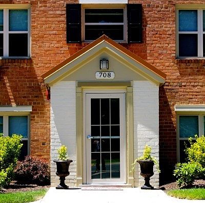 2nd image of 703 Lenmore Ave #Studio
