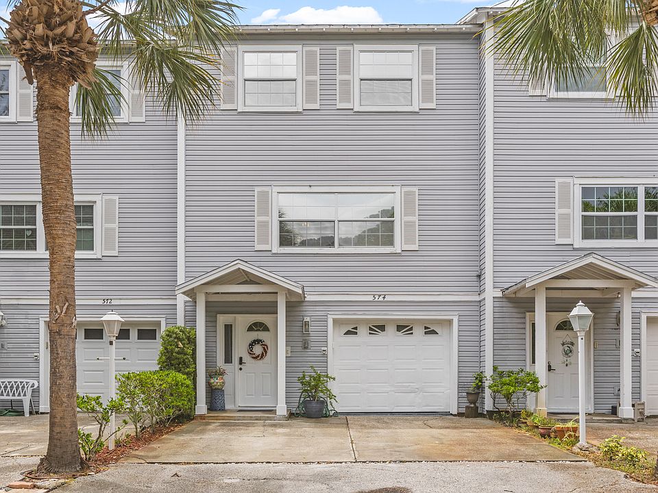 Center townhouse unit 574