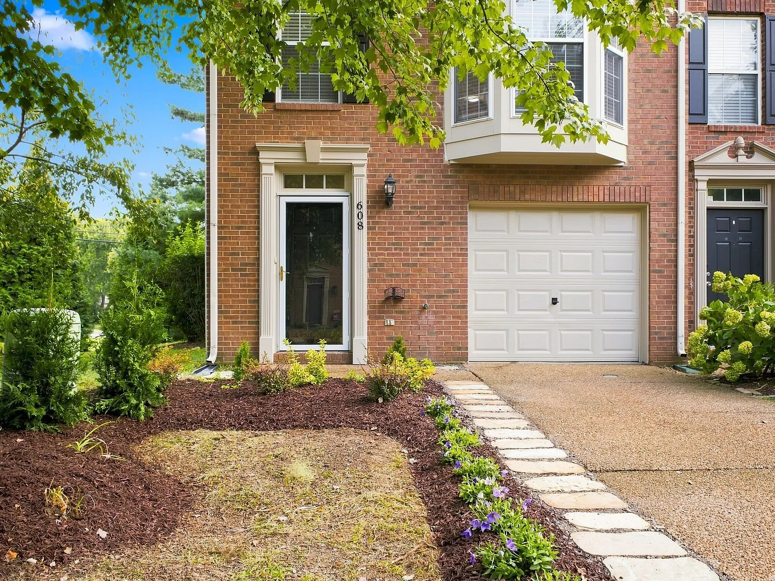 3 bed, 4.0 bath, 2224 sqft, $2,900 — Photo 3