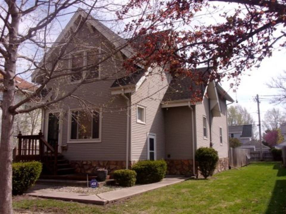 1st image of 907 Johnson St
