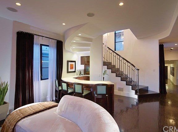 3rd image of 430 Heliotrope Ave