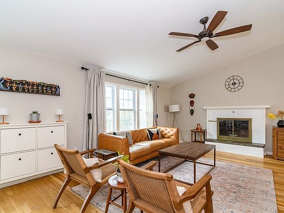 3rd image of 210 Bacon St