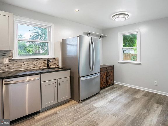 4th image of 614 Larchmont Ave
