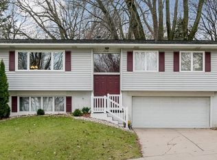 2041 Knollshire Rd NE, Cedar Rapids, IA 52402