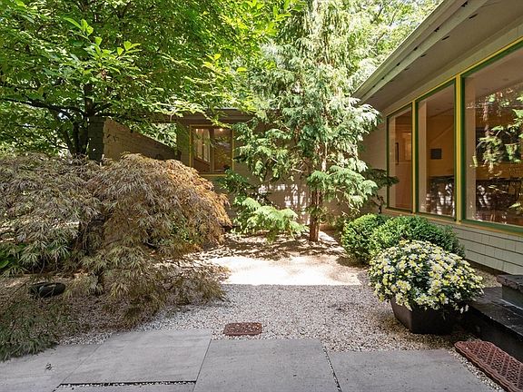 3rd image of 221 Pope Rd
