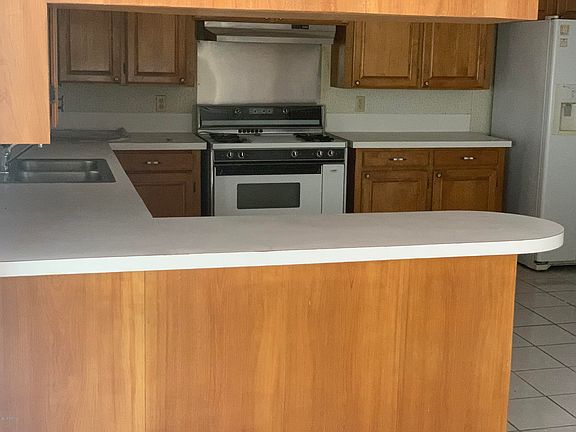 5th image of 605 Shute St