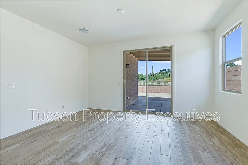 9329 N Peridot Vista Ave