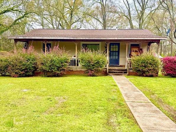 124 Meadowbrook Cir, West Point, MS 39773