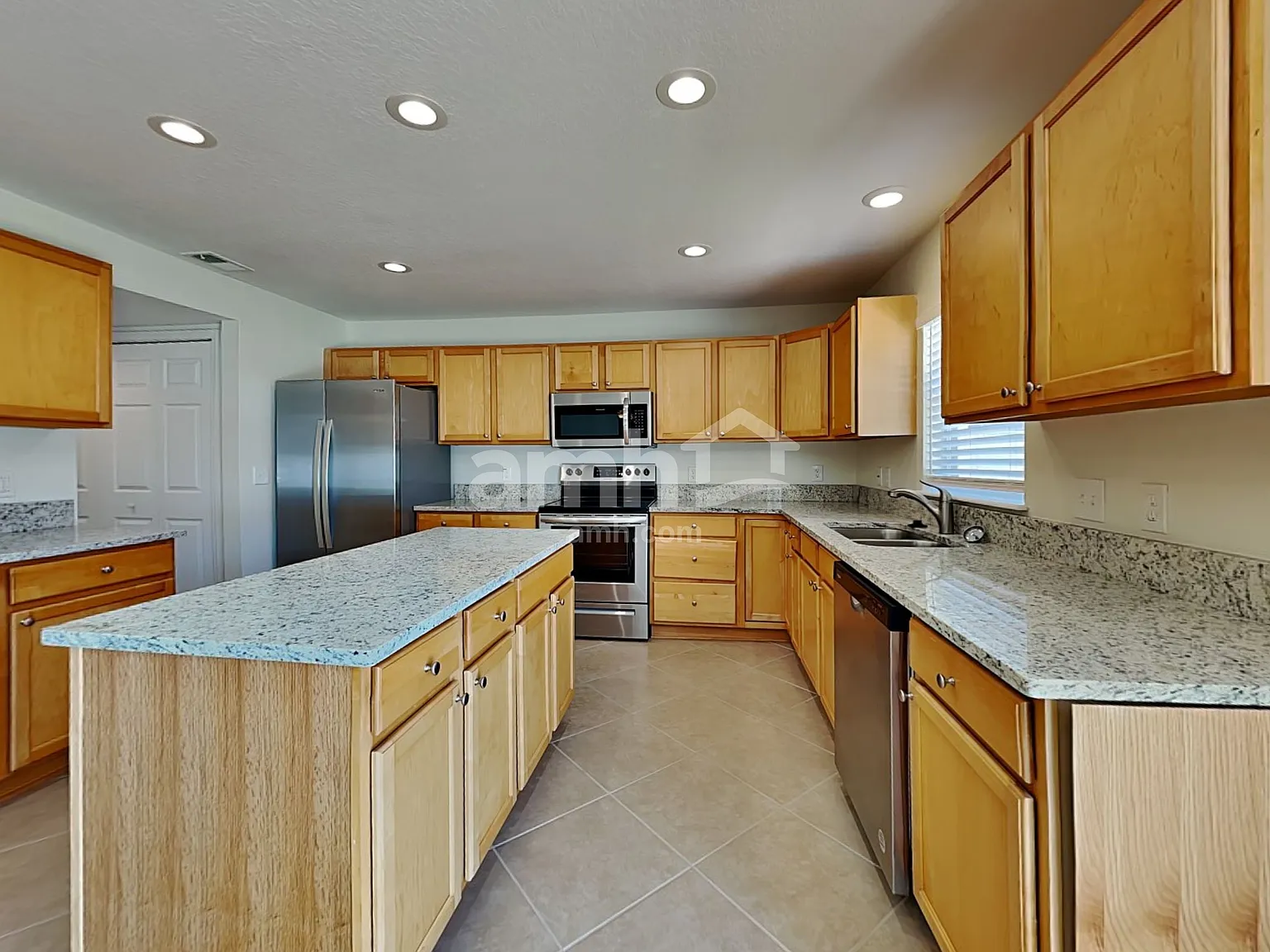 4 bed, 3.5 bath, 2800 sqft, $2,975 — Photo 3